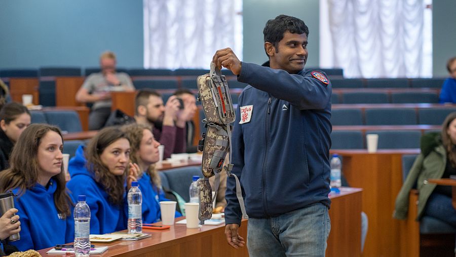 El doctor Hareen de Silva, uno de los invitados a la coronación de Carlos III
