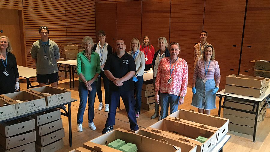 Voluntarios que junto a Julian y Maria Sturdy-Morton trabajaron durante el confinamiento en un servicio de entregar alimentos