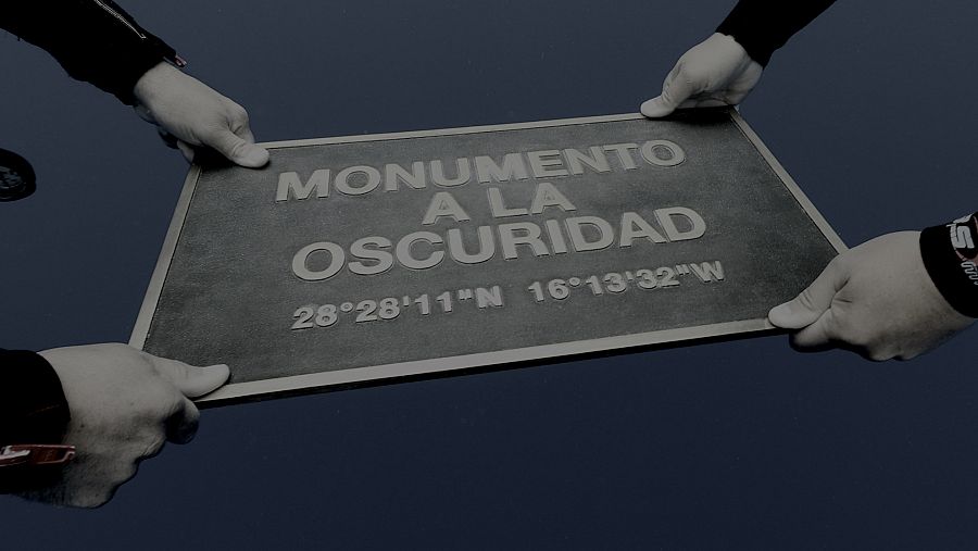 MONUMENTO A LA OSCURIDAD (2022) EUGENIO MERINO Y MIGUEL G. MORALES