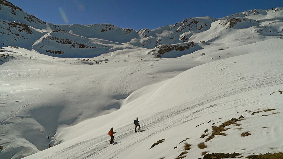 Juanjo Pardo, presentador del programa 80 cm, y el guía Lorenzo J. Martínez en el barranco de Culivillas en la ruta de los Ibones de Anayet