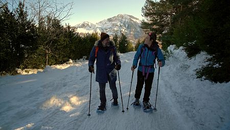 Juanjo Pardo y la guía Marta Gozálbez en la ruta con raquetas del Ibón de Piedrafita