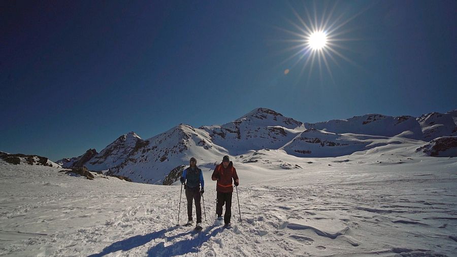 Juanjo Pardo y la guía Marta Gozálbez en la ruta con raquetas del Ibón de Piedrafita