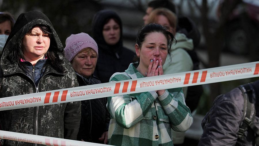 Residentes de Umán observan los daños en el edificio alcanzado por el ataque ruso y los trabajos de los equipos de rescate (REUTERS/Carlos Barria). 