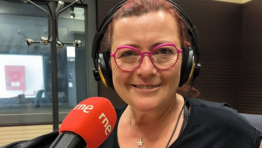 La matemática Clara Grima en los estudios de RNE en Sevilla