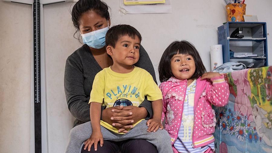 Dolores Gallardo, junto a sus dos hijos en Itananbikua, Bolivia.