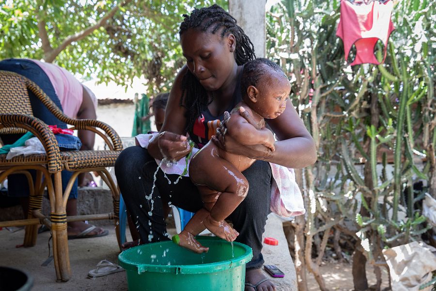 Josena Alditor lava a su bebé de siete meses Marc Carlo, en Cap Haitien (Haití).