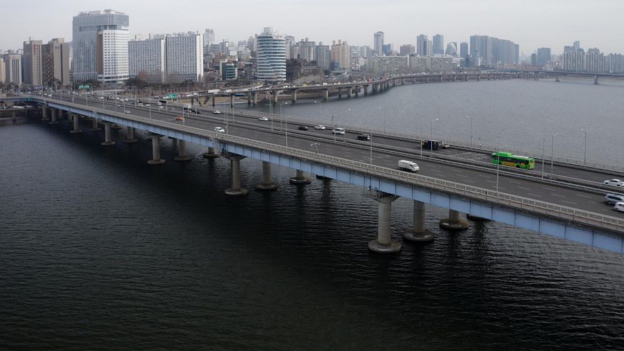 El puente de Mapo en Seúl, también conocido como 'el puente de suicidios'