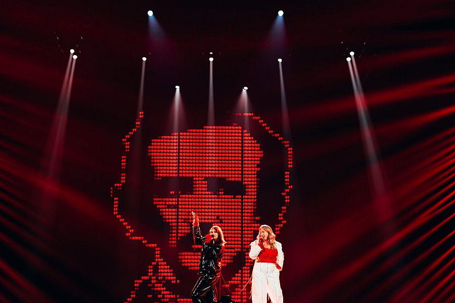 Teya, Salena y Edgar Allan Poe en el primer ensayo de Austria en Eurovisión 2023