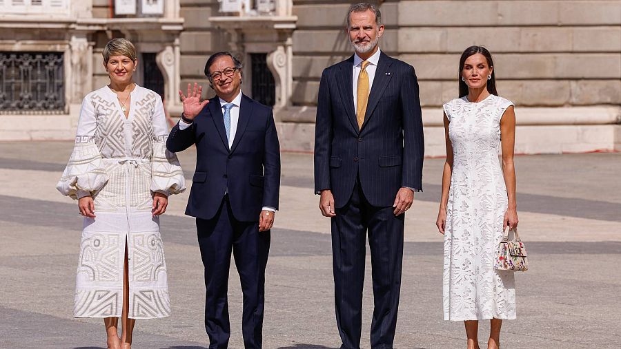 Los reyes Felipe y Letizia reciben al presidente de Colombia, Gustavo Petro, y a su esposa, Verónica Alcocer, en el Palacio Real en Madrid. EFE/ Juanjo Guillén