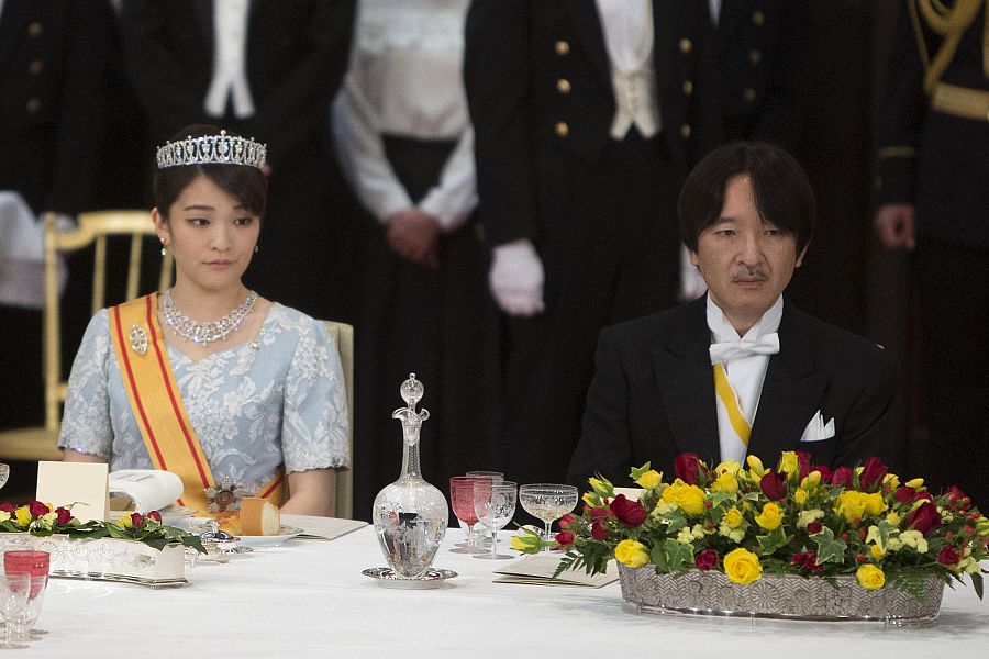 El príncipe de Japón, Akishino, y su hija la princesa Kako durante una cena de gala para los reyes de España en Tokio, Japón