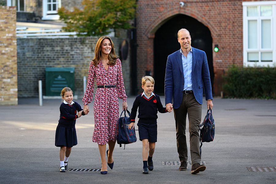 El príncipe Guillermo junto a su mujer, Kate Middleton, y sus hijos, la princesa Carlota y el príncipe Jorge