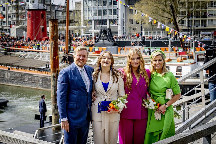 El rey Guillermo Alejandro de Países Bajos junto a la reina Máxima y sus hijas, las princesas Amalia y Ariane