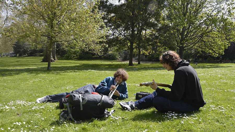 Dos jóvenes escoceses descansan en el parque londinense de St. James