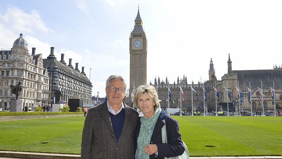 Una pareja de londinenses pasea cerca del Big Ben en la capital británica