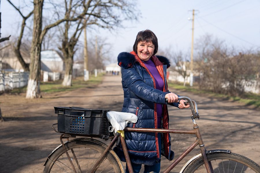 Iryna con su bicicleta, desgastada tras la guerra