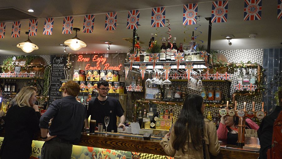 El pub londinense The Bay & Bracket decorado con banderas británicas con motivo de la coronación del rey Carlos III