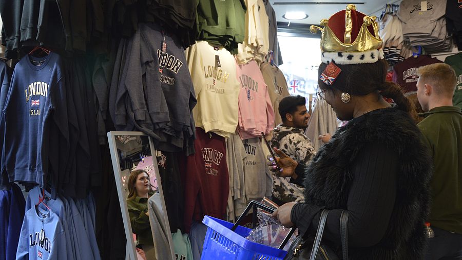 Sandrine se prueba una corona para una fiesta con sus amigos con motivo de la coronación de Carlos III