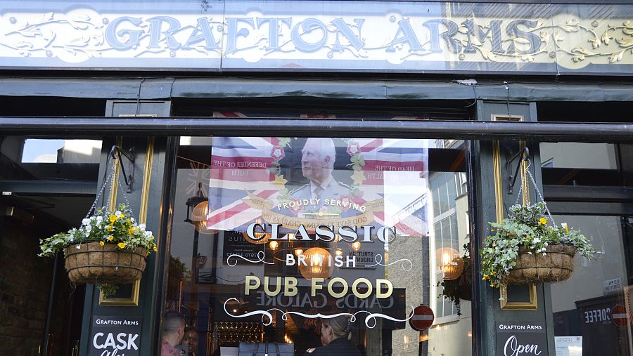 El pub londinense Grafton Arms con decoraciones con motivo de la coronación del rey Carlos III