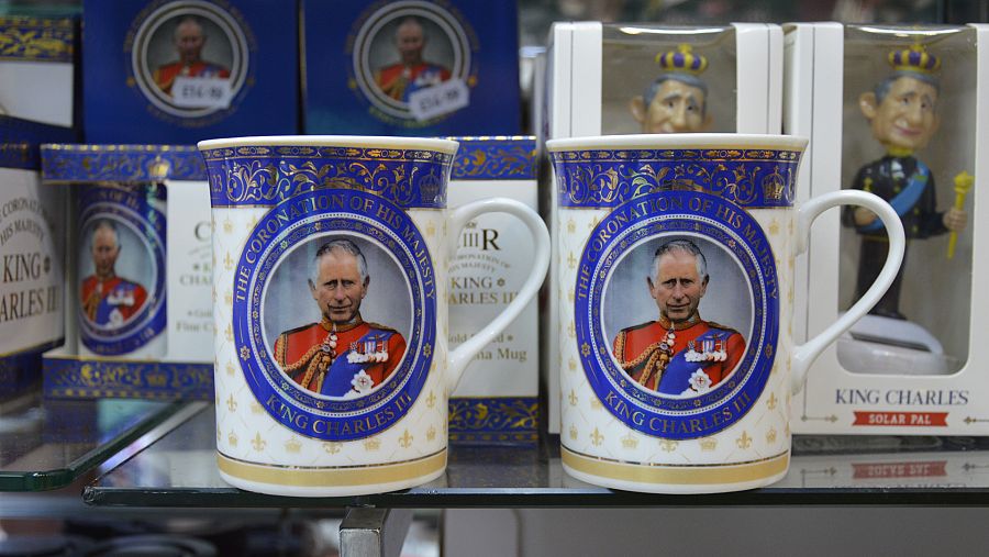 Unas tazas con el retrato del rey Carlos III en una tienda de 'souvenires' en Londres