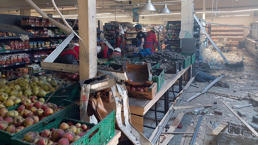 Los paramédicos ayudan a los residentes locales heridos en un supermercado local luego de los ataques rusos en la ciudad de Jersón, en el sur de Ucrania, el 3 de mayo de 2023