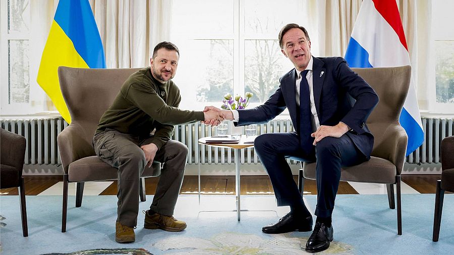 Zelenski con el primer ministro de Países Bajos, Mark Rutte (foto: Robin van Lonkhuijsen / ANP / AFP).