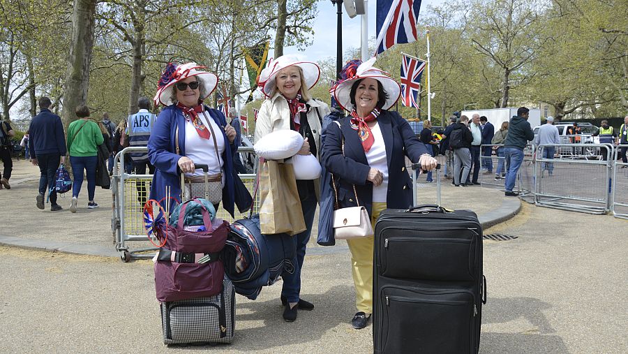 Denise, junto a su tía y su amiga, buscan un sitio en el que acampar para ver el desfile de la coronación de Carlos III