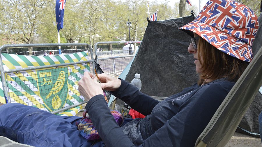 Rachel teje para hacer tiempo mientras espera para ver el desfile de la coronación de Carlos III