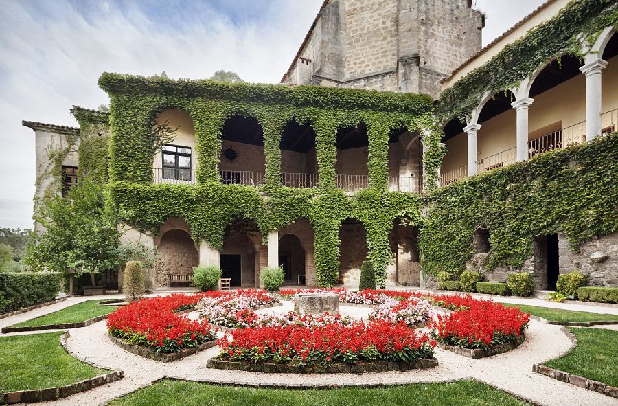 Junto a sus nuevos aposentos en el Monasterio de Yuste, Carlos V mandó construir jardines y plantar cítricos, sus árboles preferidos