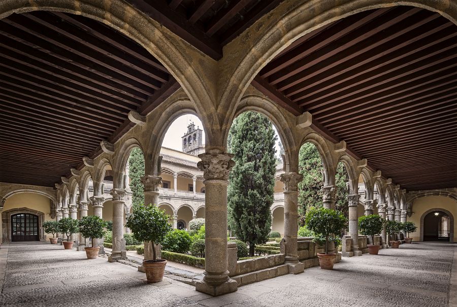 El claustro nuevo o renacentista de Yuste es rectangular, como el gótico, pero mayor, y además, de dos pisos