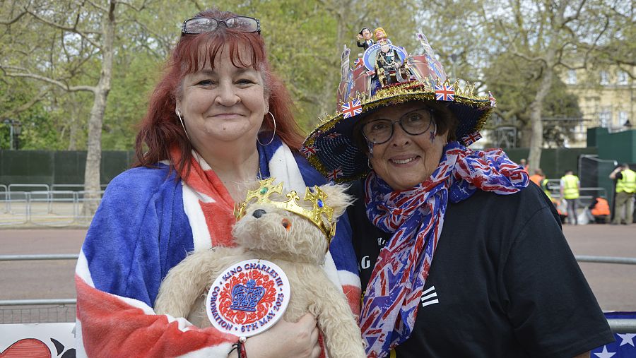 Donna y Faith llevan varios días acampadas en la avenida de The Mall en Londres para ver el desfile de la coronación de Carlos III