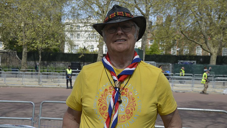 Neal lleva un día acampado para ver el desfile de la coronación de Carlos III