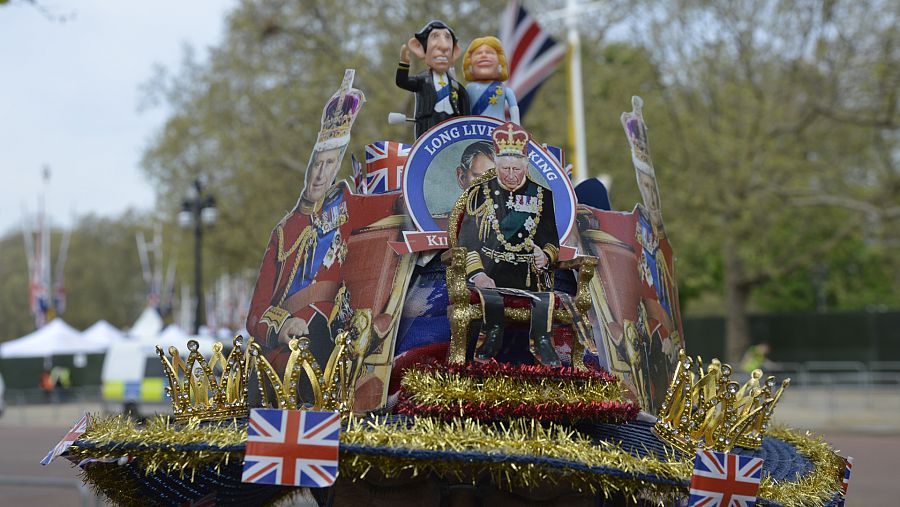 Donna muestra el sombrero que ha hecho a mano lleno de figuras de Carlos III y banderas británicas