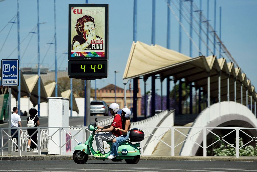 Un termómetro marca 44ºC en Sevilla en Abril
