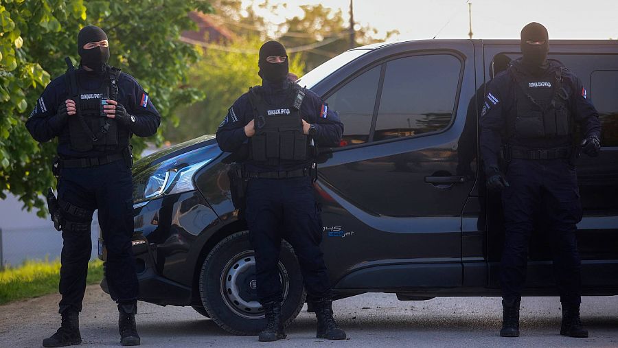 Agentes de policía bloquean la calle donde se produjo el tiroteo en el pueblo de Dubona, en Serbia