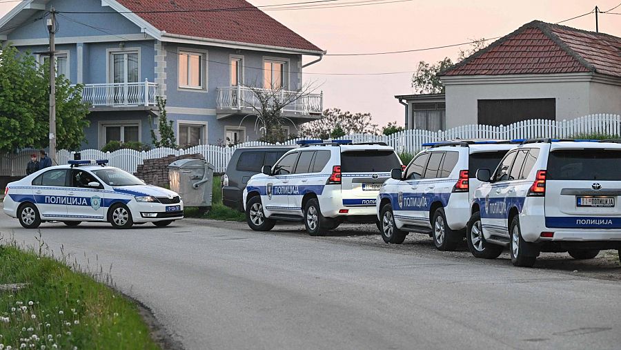 Vehículos de la Policía bloquean la carretera de Dubona (Serbia) donde se ha producido el tiroteo