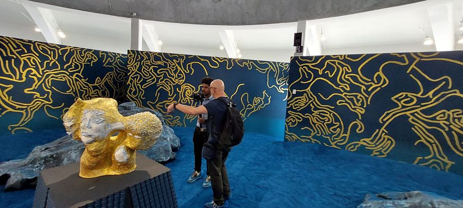 El equipo de Metrópolis grabando la obra de Kambui Olujimi `In The Dark, We Lose Our Edges¿ (2022)