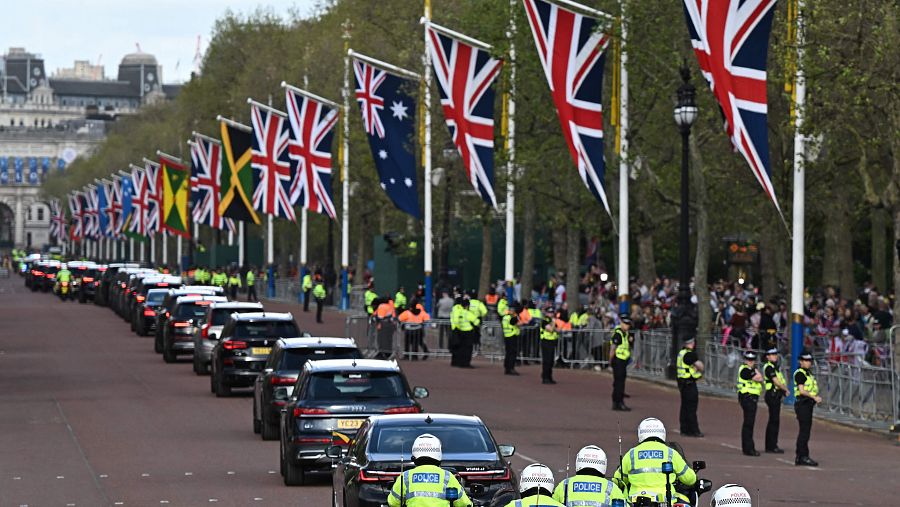 Una hilera de coches diplomáticos de camino al Palacio de Buckingham