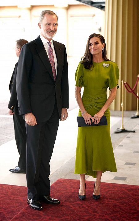 Doña Letizia, con un vestido verde pistacho, y don Felipe, con traje oscuro y corbata rosada, a su llegada a la recepción