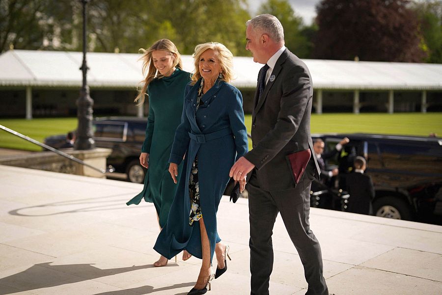 La primera dama de Estados Unidos, Jill Biden, y su hija Finnegan Biden, vestidas de color verde oscuro