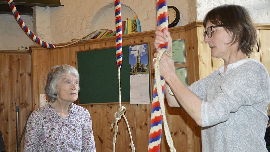 Kate aprende a tocar las campanas en la iglesia londinense de St. Mary para la coronación de Carlos III