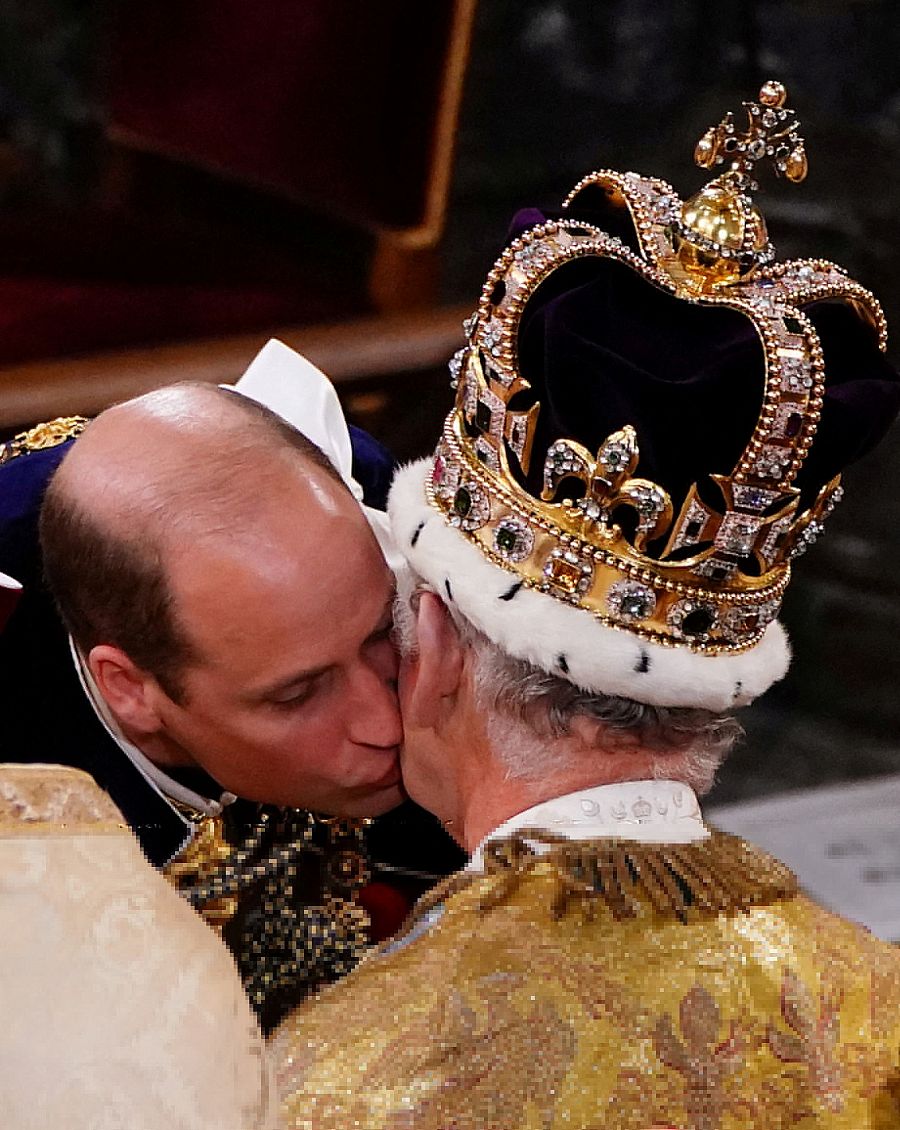 El príncipe Guillermo besa a su padre en la coronación