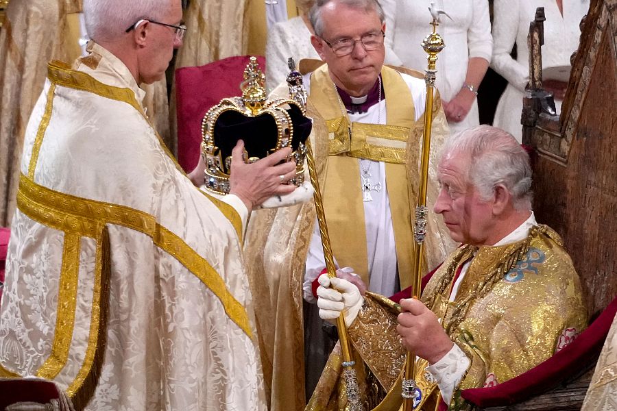 El arzobispo de Canterbury coloca la corona al monarca