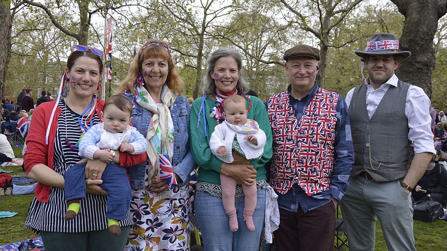 Myles y su familia en el parque de St. James antes de que comenzara la coronación de Carlos III
