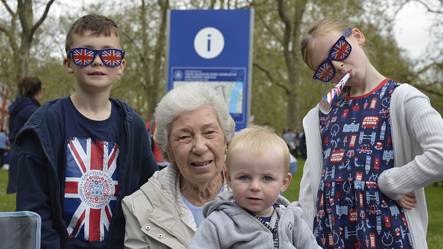Pauline, de 80 años, junto a sus tres nietos en el parque de St. James antes de que comenzara la coronación de Carlos III