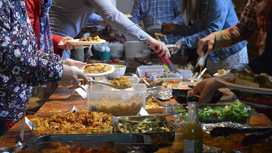 Varias personas participan en un gran almuerzo para celebrar la coronación del rey Carlos III en Londres