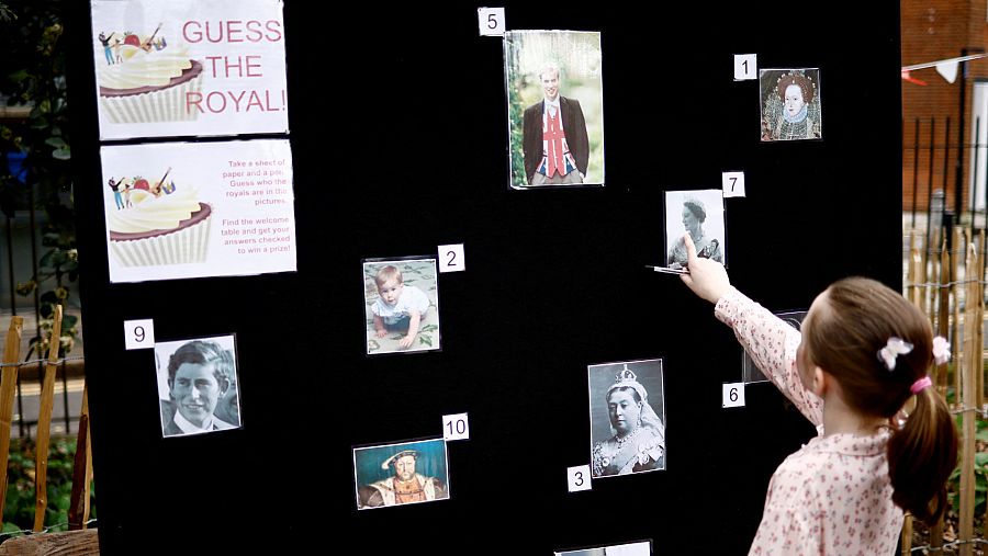 Una niña juega en el jardín de la iglesia de St. James durante una fiesta para celebrar la coronación del rey Carlos III en Londres
