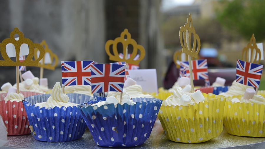 Unas magdalenas con coronas y la bandera británica en una fiesta por la coronación de Carlos III en la iglesia de St. James, en Londres