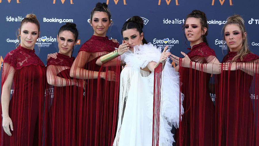 Blanca Paloma y tu equipo de coristas y bailarinas en el Liverpool Opening