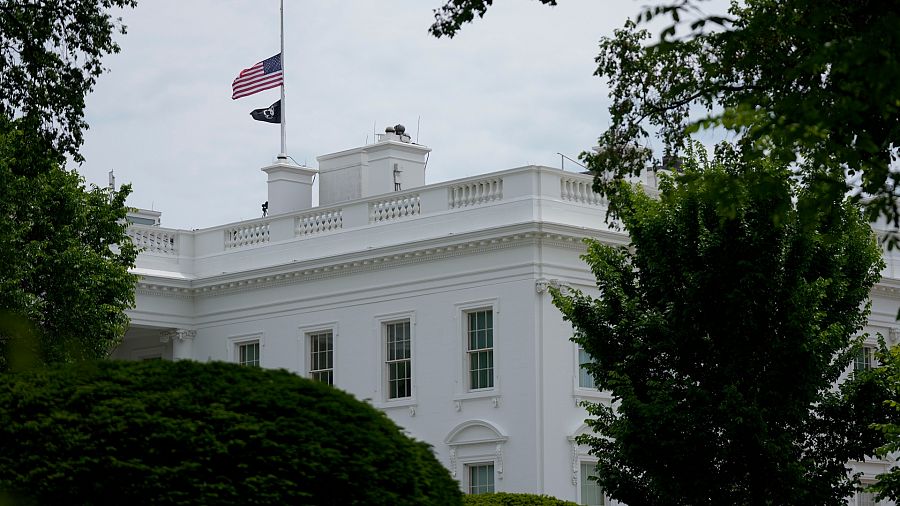 La bandera de Estados Unidos ondea a media asta en la Casa Blanca en señal de duelo por la matanza en Allen, Texas