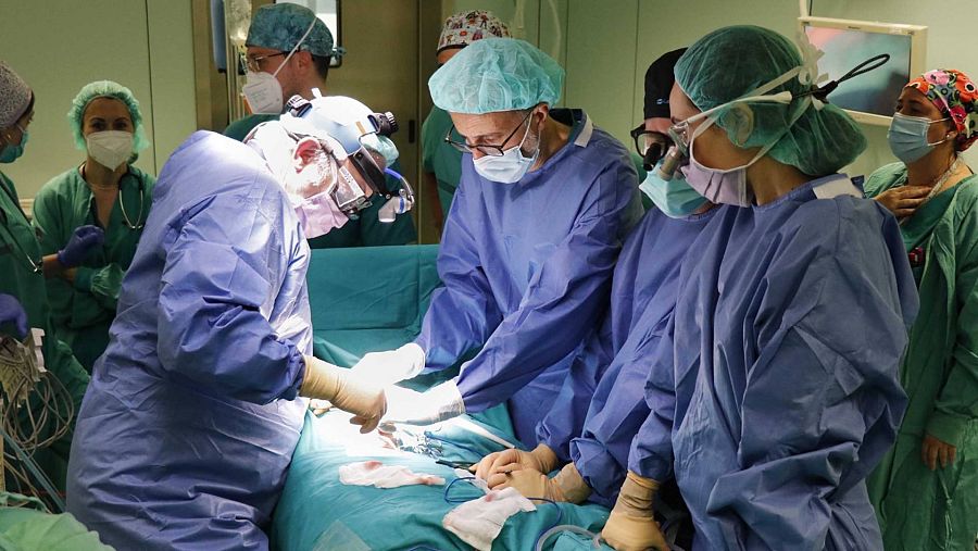 La Unidad de Arritmias junto con los servicios de Cardiología Pediátrica y Cirugía Cardíaca del Hospital Universitari i Politècnic La Fe durante la operación